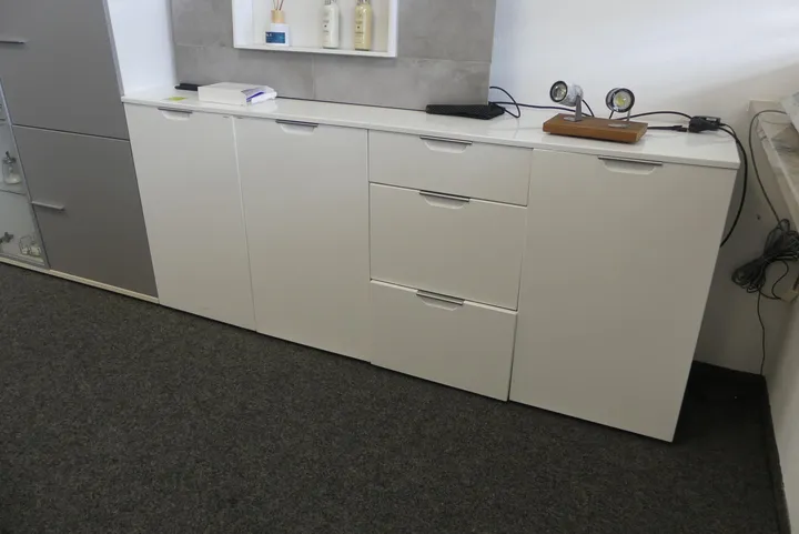 Sideboard, mit Inhalt Maße in cm ca.: 190 x 40 x 84
